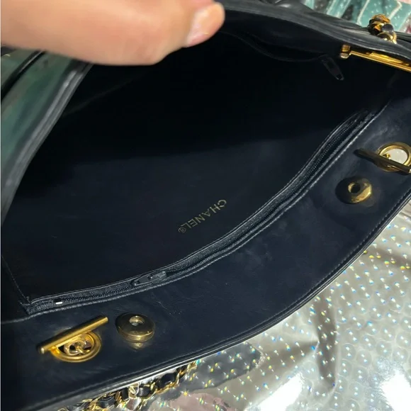 Vintage Chanel Black Leather tote - Picture 14 of 16